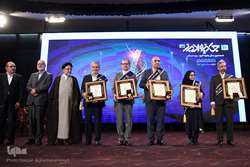 استاد دانشگاه علوم پزشکی تهران برگزیده جایزه البرز ۱۴۰۱ در گروه دانشمندان شد